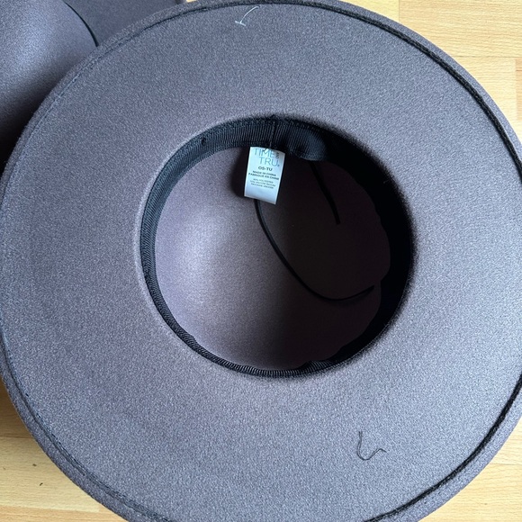 Time and Tru Women’s hats - Picture 2 of 3